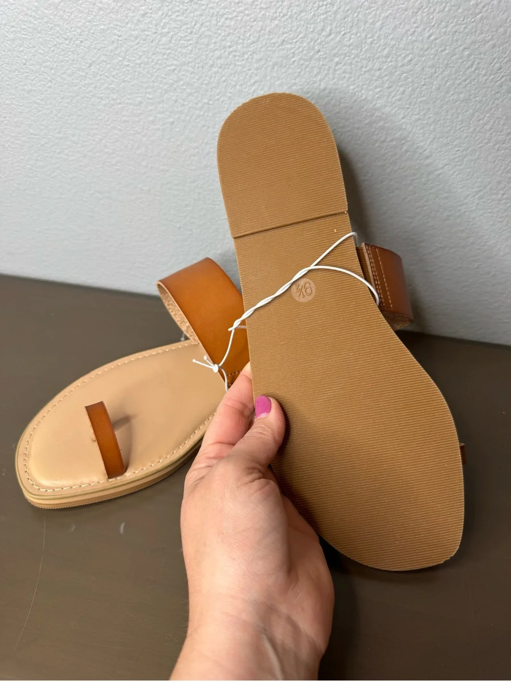 NWT 9.5 women’s Universal Thread Cognac Brown Toe-Ring Slide Sandals